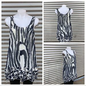 🛍️Papillon top black and white with design at hem